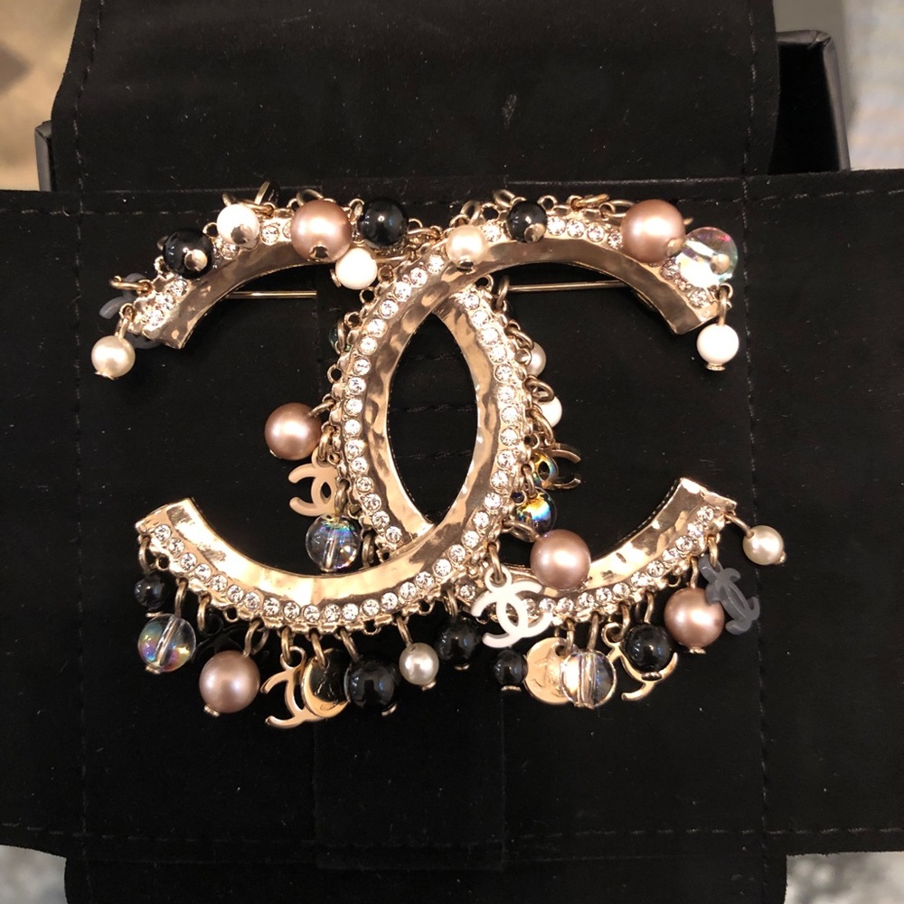 CHANEL Brooch - AUTHENTIC
